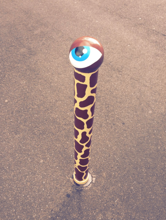 Da hat die Giraffe wohl den Kopf etwas zu lange in den Sand gesteckt - Flachwitz - habe ihr Auge jedenfalls in Hürth bei Köln entdeckt. 